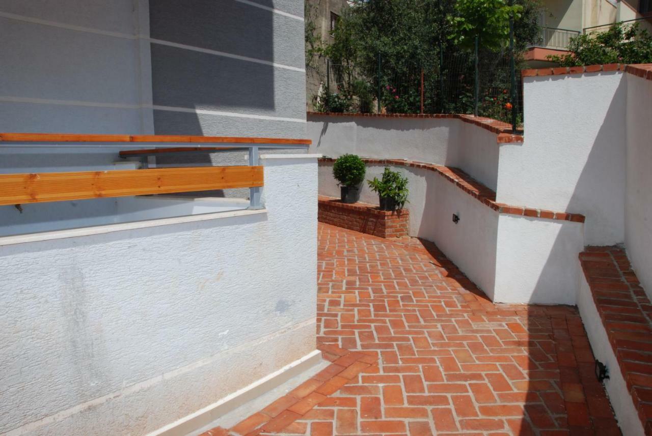 Wallaby Hostel Sarandë Exterior foto