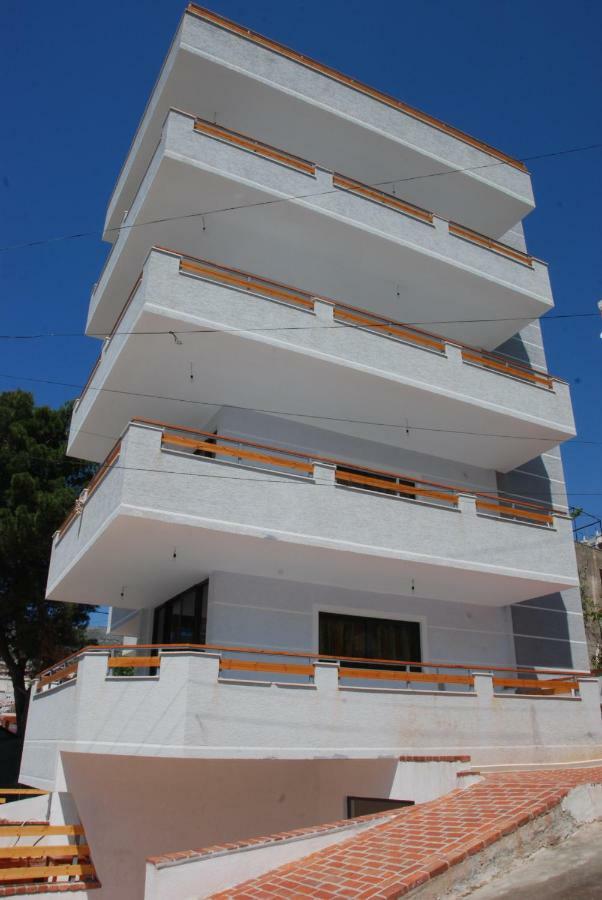 Wallaby Hostel Sarandë Exterior foto
