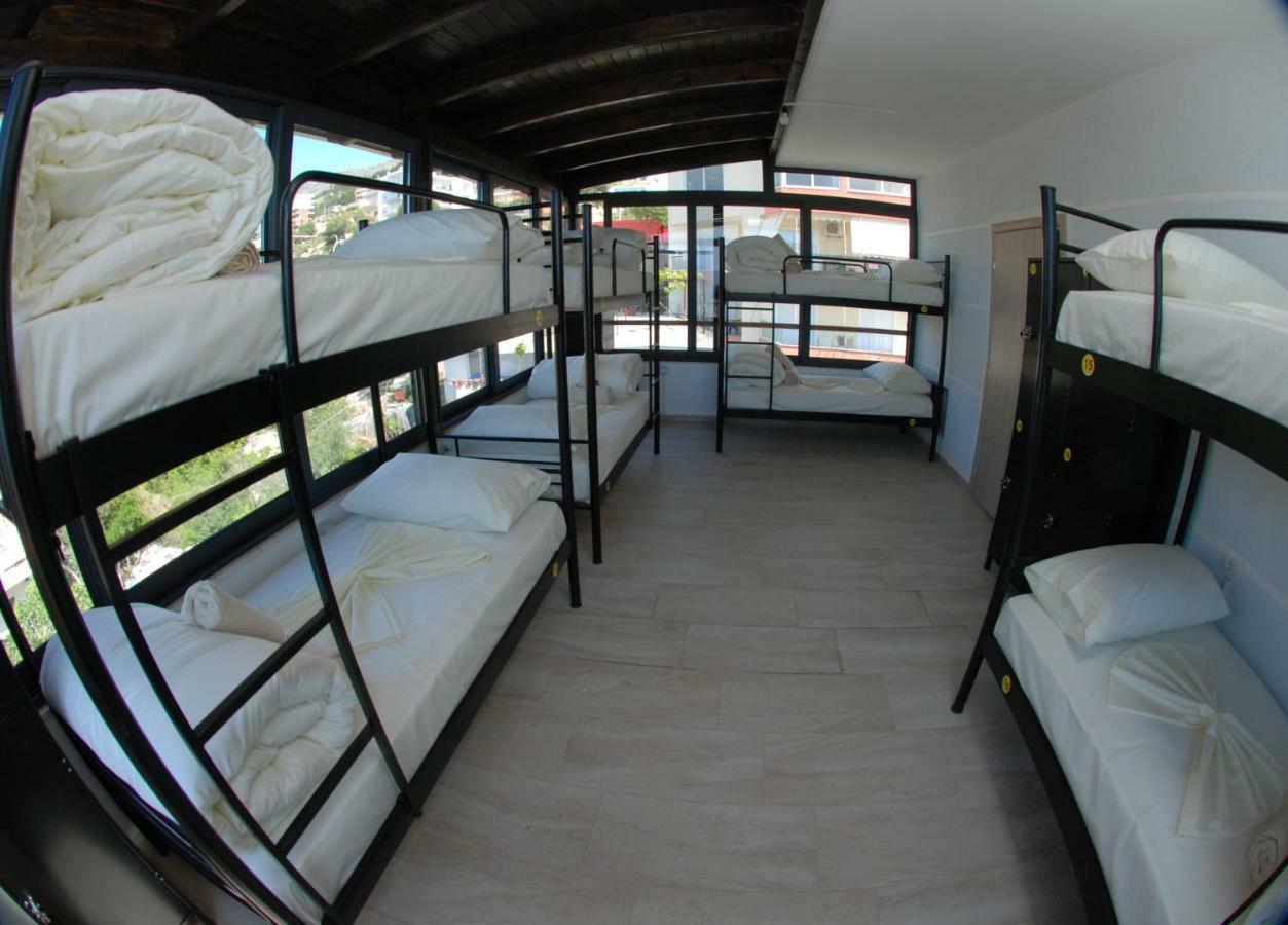 Wallaby Hostel Sarandë Exterior foto