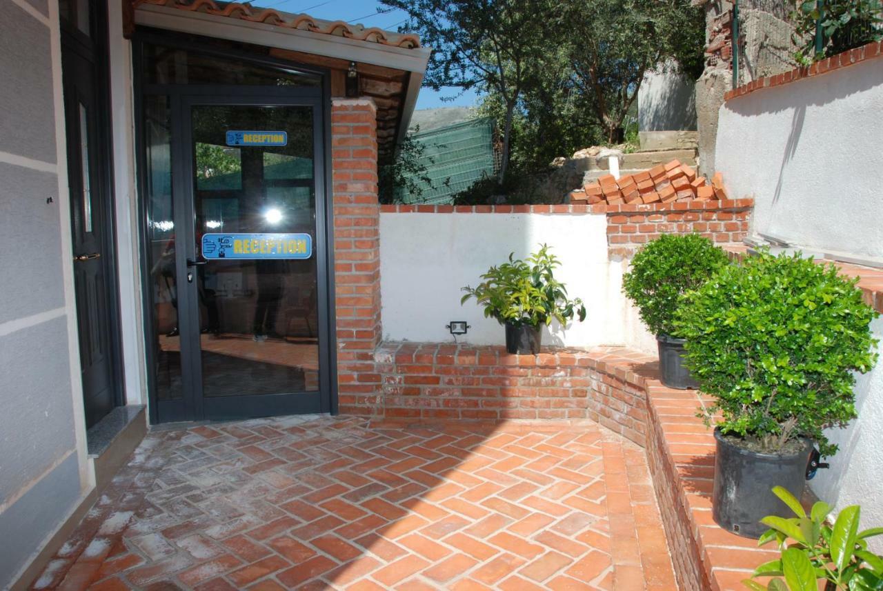 Wallaby Hostel Sarandë Exterior foto